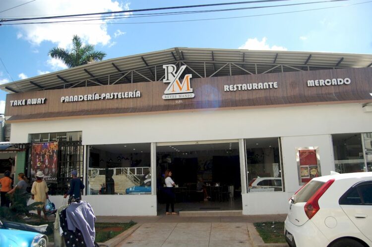 Negocio Reyes Manso en El Vedado, uno de los emporios privados más concurridos de la zona. Foto: AMD.