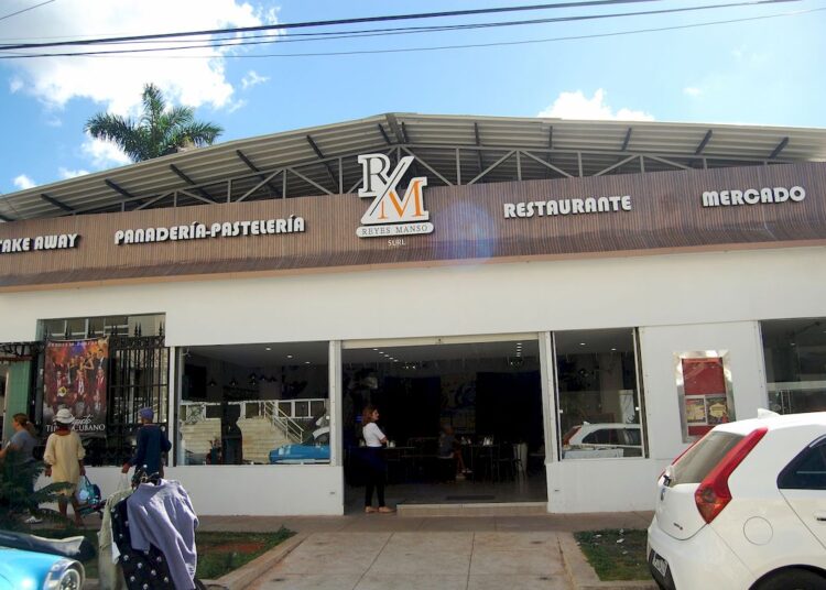 Negocio Reyes Manso en El Vedado, uno de los emporios privados más concurridos de la zona. Foto: AMD.