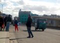 Personas intentan desplazarse en La Habana en medio del agravamiento de la crisis energética en Cuba por el cerco petrolero de EEUU. Foto: AMD.