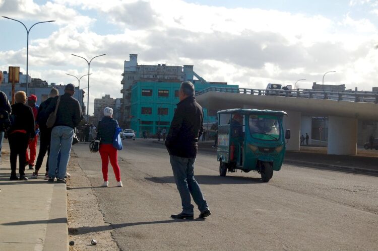 Personas intentan desplazarse en La Habana en medio del agravamiento de la crisis energética en Cuba por el cerco petrolero de EEUU. Foto: AMD.