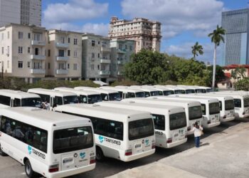 Flotilla de la nueva mipyme estatal TRANSMED, para brindar servicios de transporte a personal médico y población en general. Foto: Eduardo Rodríguez Dávila / Facebook.