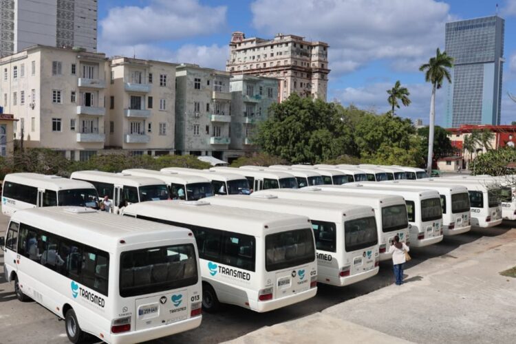 Flotilla de la nueva mipyme estatal TRANSMED, para brindar servicios de transporte a personal médico y población en general. Foto: Eduardo Rodríguez Dávila / Facebook.