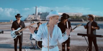 Papushi, que en 2025 se convirtió en el primer artista cubano en ganar un premio en este certamen en el apartado Canción del Año Cumbia Pop, consolida su apuesta por el Tex-Mex, género que abraza por su admiración a Selena Quintanilla. Foto: Captura video de "Quiero ser solo tuyo".