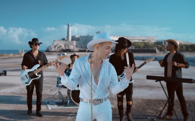 Papushi, que en 2025 se convirtió en el primer artista cubano en ganar un premio en este certamen en el apartado Canción del Año Cumbia Pop, consolida su apuesta por el Tex-Mex, género que abraza por su admiración a Selena Quintanilla. Foto: Captura video de "Quiero ser solo tuyo".