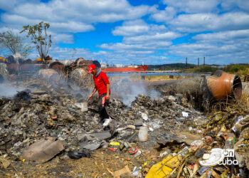 Quema de basura en depósito de desechos sólidos en Regla. Foto: Otmaro Rodríguez.