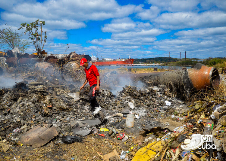 Quema de basura en depósito de desechos sólidos en Regla. Foto: Otmaro Rodríguez.