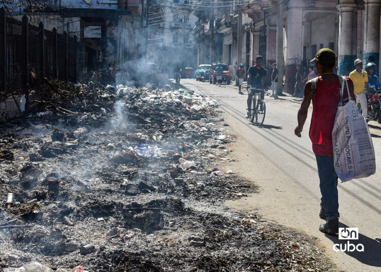 Basurero recién quemado. Foto: Otmaro Rodríguez.