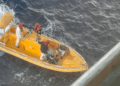 Rescate de cubanos por un crucero frentes a las costas de Cuba. Foto: Royal Caribbean Blog.