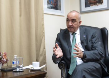 Desde Nueva York, el representante permanente de Cuba ante la ONU, Ernesto Soberón Guzmán, habla durante una entrevista con EFE este jueves. Foto: EFE/ Angel Colmenares.