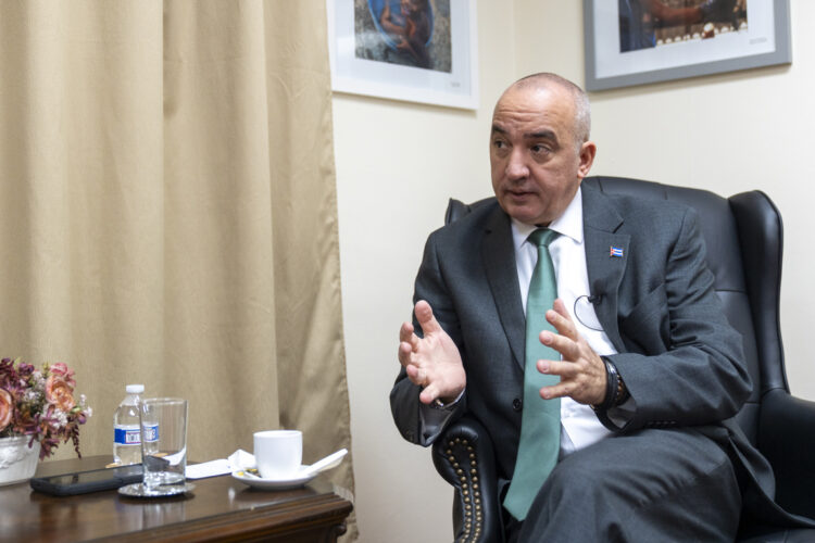 Desde Nueva York, el representante permanente de Cuba ante la ONU, Ernesto Soberón Guzmán, habla durante una entrevista con EFE este jueves. Foto: EFE/ Angel Colmenares.