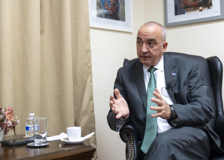 Desde Nueva York, el representante permanente de Cuba ante la ONU, Ernesto Soberón Guzmán, habla durante una entrevista con EFE este jueves. Foto: EFE/ Angel Colmenares.