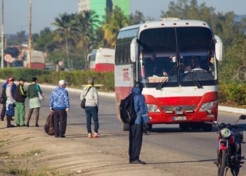 En la cabecera provincial de Matanzas solo circulan de manera irregular un ómnibus panorámico en el trayecto Ecil–Canímar y una guagua articulada destinada al traslado de trabajadores de la Salud. Foto: Facebook/Girón.