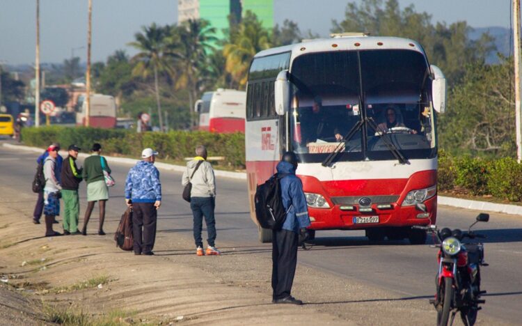 En la cabecera provincial de Matanzas solo circulan de manera irregular un ómnibus panorámico en el trayecto Ecil–Canímar y una guagua articulada destinada al traslado de trabajadores de la Salud. Foto: Facebook/Girón.