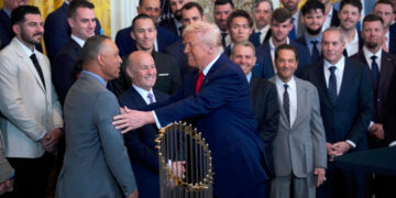 El presidente de Estados Unidos, Donald Trump, pronuncia un discurso durante una ceremonia para los campeones de la Serie Mundial 2024, Los Angeles Dodgers, en la Sala Este de la Casa Blanca. Foto: Shawn Thew/EFE/EPA.