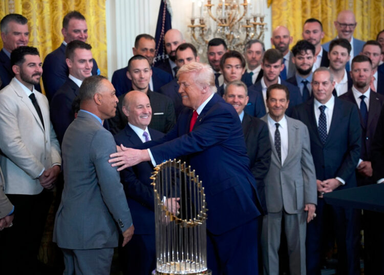 El presidente de Estados Unidos, Donald Trump, pronuncia un discurso durante una ceremonia para los campeones de la Serie Mundial 2024, Los Angeles Dodgers, en la Sala Este de la Casa Blanca. Foto: Shawn Thew/EFE/EPA.