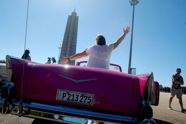 Turismo estadounidense en la Plaza de la Revolución. Foto: AMD