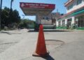 Un paisaje reiterado en las gasolineras de Cuba. La baliza roja indica cero combustible. Foto:  AMD.