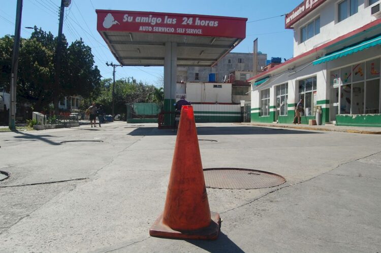 Un paisaje reiterado en las gasolineras de Cuba. La baliza roja indica cero combustible. Foto:  AMD.