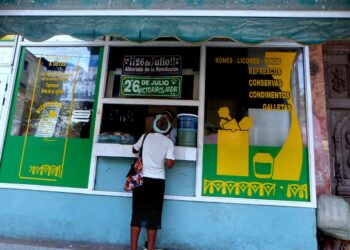Una anciana compra algún alimento en una cafetería estatal en La Habana. Foto: AMD