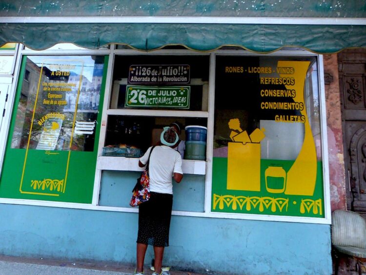 Una anciana compra algún alimento en una cafetería estatal en La Habana. Foto: AMD