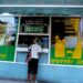 Una anciana compra algún alimento en una cafetería estatal en La Habana. Foto: AMD