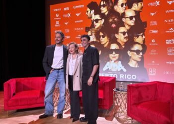 Parte del elenco de la película española "Aída y vuelta" de Paco León (i), quien interpreta a El Luisma, Carmen Machi como Aída y Canco Rodríguez como Barajas, posan para una foto durante una conferencia de prensa este lunes, en el Museo de Arte de Puerto Rico, en San Juan. Foto: EFE/ Esther Alaejos.