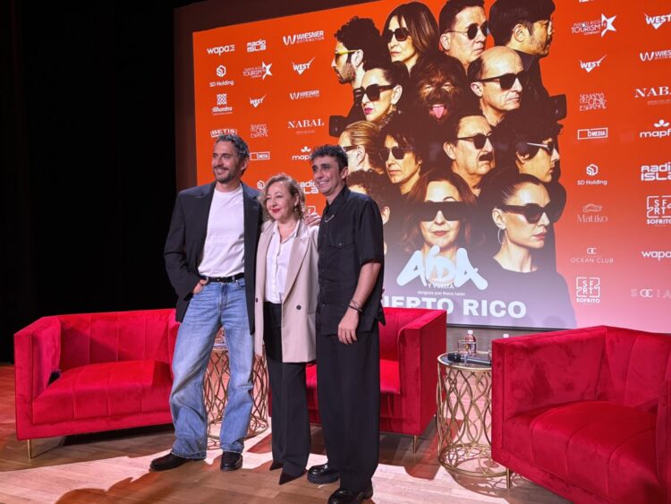 Parte del elenco de la película española "Aída y vuelta" de Paco León (i), quien interpreta a El Luisma, Carmen Machi como Aída y Canco Rodríguez como Barajas, posan para una foto durante una conferencia de prensa este lunes, en el Museo de Arte de Puerto Rico, en San Juan. Foto: EFE/ Esther Alaejos.