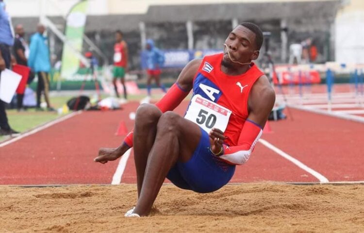 El triplista Andy Hechevarría logró en La Habana marca de clasificación para el Mundial Bajo Techo. Foto: Calixto N. Llanes/JIT