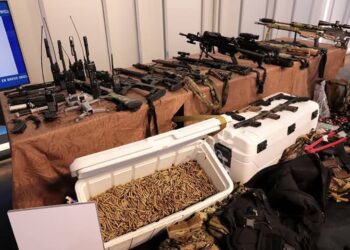 Armas y municiones que llevaban los tripulantes de la lancha de Florida interceptada en aguas cubanas, mostrado por el Ministerio del Interior (Minint) en un programa de televisión. Foto: Tomada del perfil de Facebook Minint Hoy.