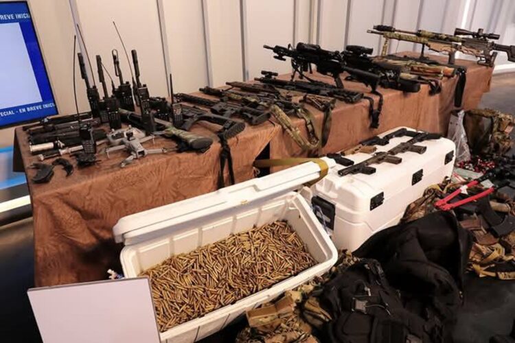 Armas y municiones que llevaban los tripulantes de la lancha de Florida interceptada en aguas cubanas, mostrado por el Ministerio del Interior (Minint) en un programa de televisión. Foto: Tomada del perfil de Facebook Minint Hoy.