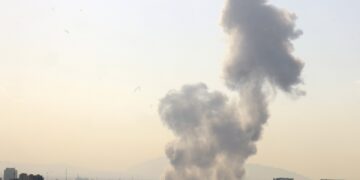 Columnas de humo sobre el cielo de Teherán tras el ataque de EE.UU e Israel el sábado 28 de febrero de 2026. Foto: Abedin Taherkenareh / EFE / EPA.