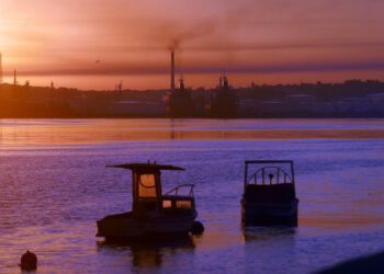 Amanecer en el puerto de La Habana. Foto: EFE/ Ernesto Mastrascusa.