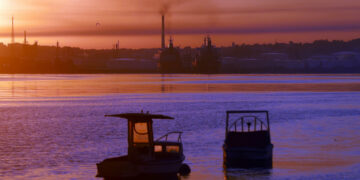 Amanecer en el puerto de La Habana. Foto: EFE/ Ernesto Mastrascusa.