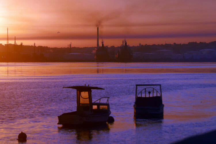 Amanecer en el puerto de La Habana. Foto: EFE/ Ernesto Mastrascusa.