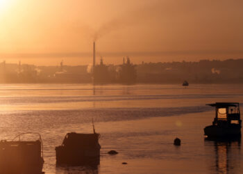 Embarcaciones navegan durante el amanecer este jueves en el puerto de La Habana. Foto:  Ernesto Mastrascusa/EFE.