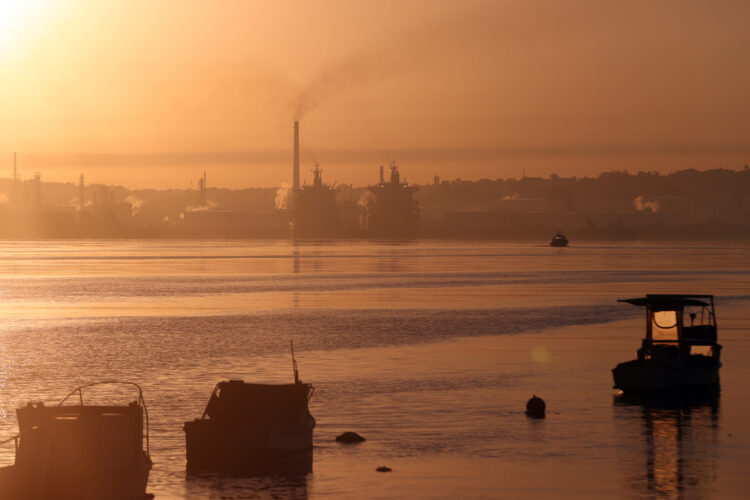 Embarcaciones navegan durante el amanecer este jueves en el puerto de La Habana. Foto:  Ernesto Mastrascusa/EFE.