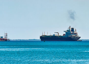 Fotografía que muestra un barco de combustibles en la bahía de Matanzas, en Cuba. Foto: EFE / STR / Archivo.