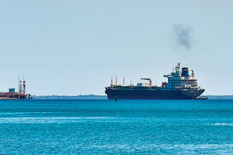 Fotografía que muestra un barco de combustibles en la bahía de Matanzas, en Cuba. Foto: EFE / STR / Archivo.
