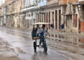 Un hombre conduce un bicitaxi por una calle de La Habana. Foto: Ernesto Mastrascusa / EFE.