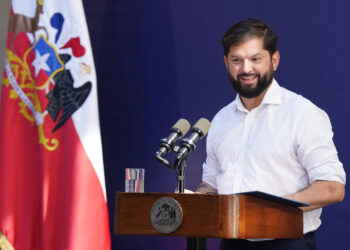 Fotografía cedida por Presidencia de Chile, del mandatario Gabriel Boric, hablando durante un evento en el palacio de La Moneda, en Santiago. Foto: Presidencia de Chile / EFE.