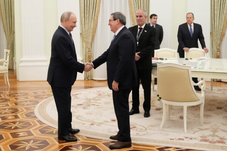 El presidente Vladimir Putin saluda al ministro de Relaciones Exteriores de Cuba Bruno Rodríguez Parrilla durante una reunión hoy en Moscú. Foto: EFE/EPA/PAVEL BEDNYAKOV / POOL.