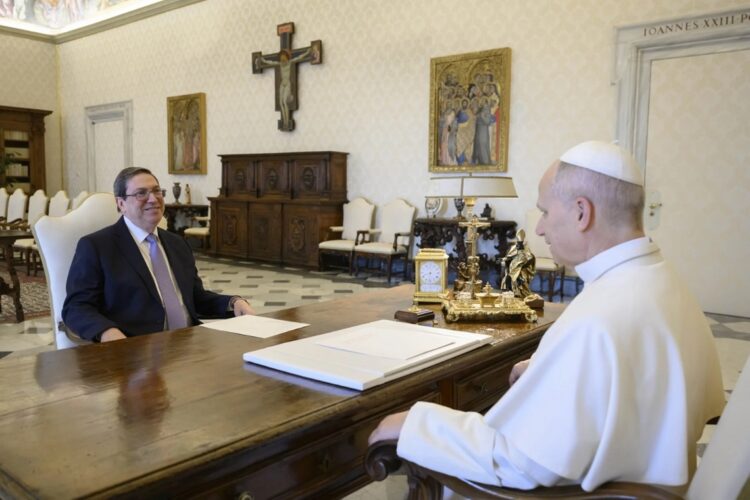 El canciller cubano, Bruno Rodríguez, se reúne con el papa León XIV en el Vaticano, el 28 de febrero de 2026. Foto: Tomada del perfil en X de Bruno Rodríguez.