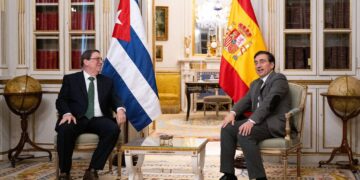 El canciller de Cuba, Bruno Rodríguez (i), y su homólogo de España, José Manuel Albares, durante un encuentro en Madrid. Foto: Minrex / Facebook / Archivo.