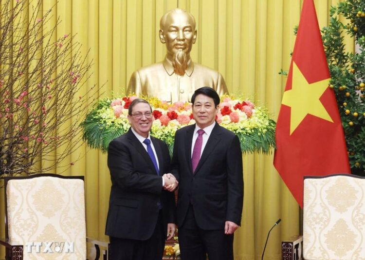El canciller cubano, Bruno Rodríguez, junto al presidente de Vietnam, Luong Cuong, durante un encuentro en Hanoi, el 3 de febrero de 2026. Foto: Tomada del perfil en X de Bruno Rodríguez.