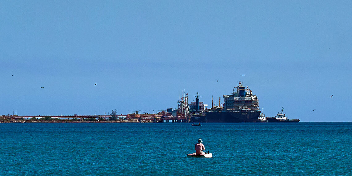 Buque de combustible en la bahía de Matanzas, en pleno bloqueo energético de EE.UU. a la isla. Foto: EFE/ STR.