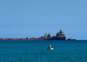 Buque de combustible en la bahía de Matanzas, en pleno bloqueo energético de EE.UU. a la isla. Foto: EFE/ STR.