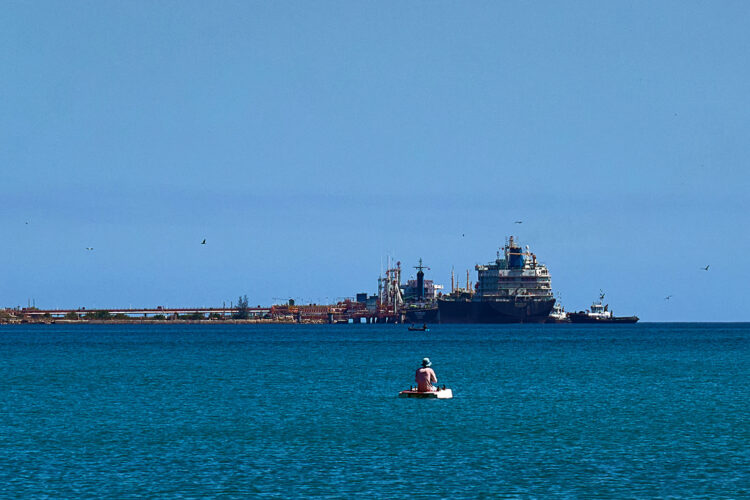 Buque de combustible en la bahía de Matanzas, en pleno bloqueo energético de EE.UU. a la isla. Foto: EFE/ STR.