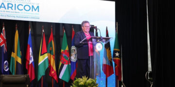 La secretaria general de la CARICOM, Carla Barnett, habla en la ceremonia inaugural de la conferencia anual del bloque caribeño, en Basseterre, San Cristóbal y Nieves, el 24 de febrero de 2026. Foto: Caricom / EFE.