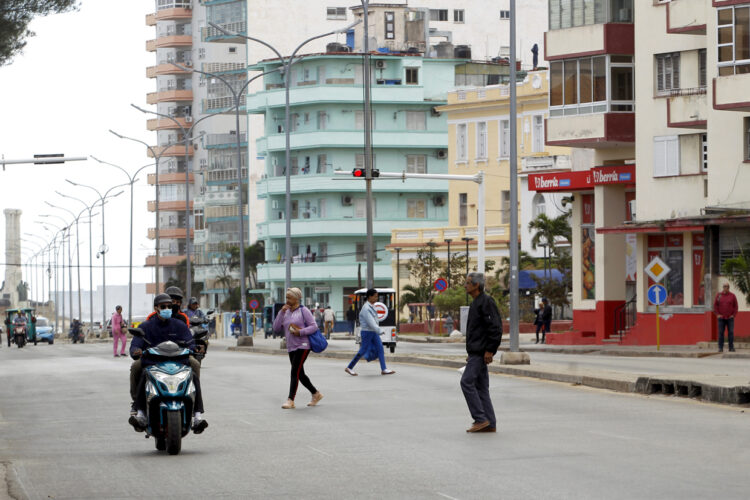 Las calles prácticamente vacías en La Habana. Casi todos los vehículos que circulan son eléctricos. Foto: EFE/Ernesto Mastrascusa.