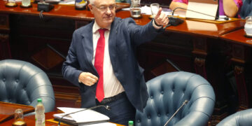 El ministro de Relaciones Exteriores de Uruguay, Mario Lubetkin reacciona este jueves, durante una comparecencia en la Comisión Permanente del Parlamento. Foto: Diego Lafalche/EFE.